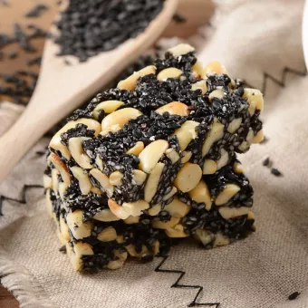 Geek-Bar Black Sesame Peanut Brittle Candies